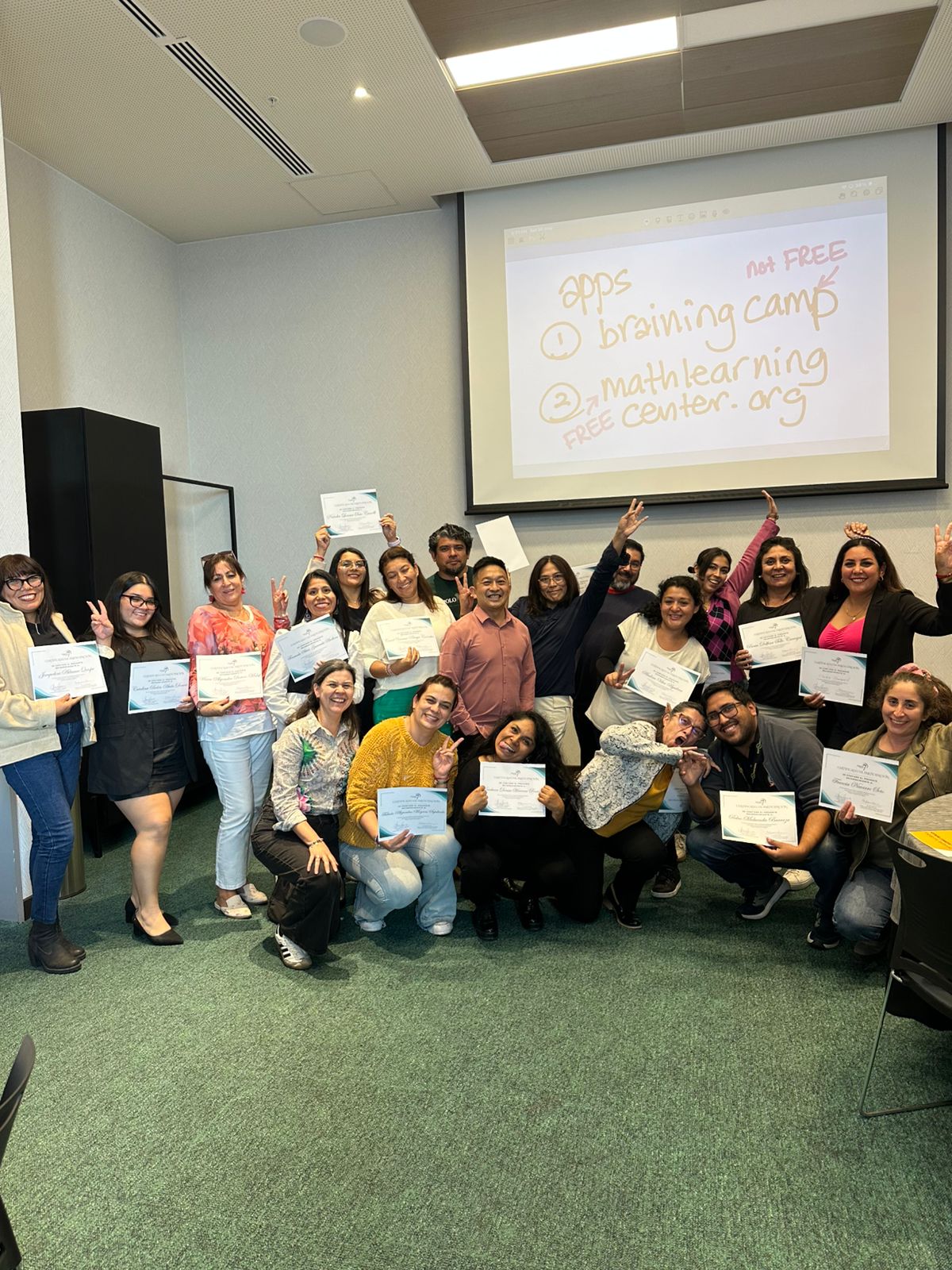 Docentes con sus certificados tras la jornada de formación